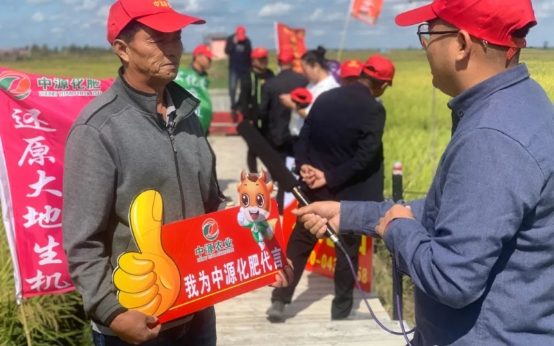 2021中源化肥農(nóng)化服務(wù)中心下鄉(xiāng)回訪(fǎng)，農(nóng)民的滿(mǎn)意才是真滿(mǎn)意，廠(chǎng)家才放心。